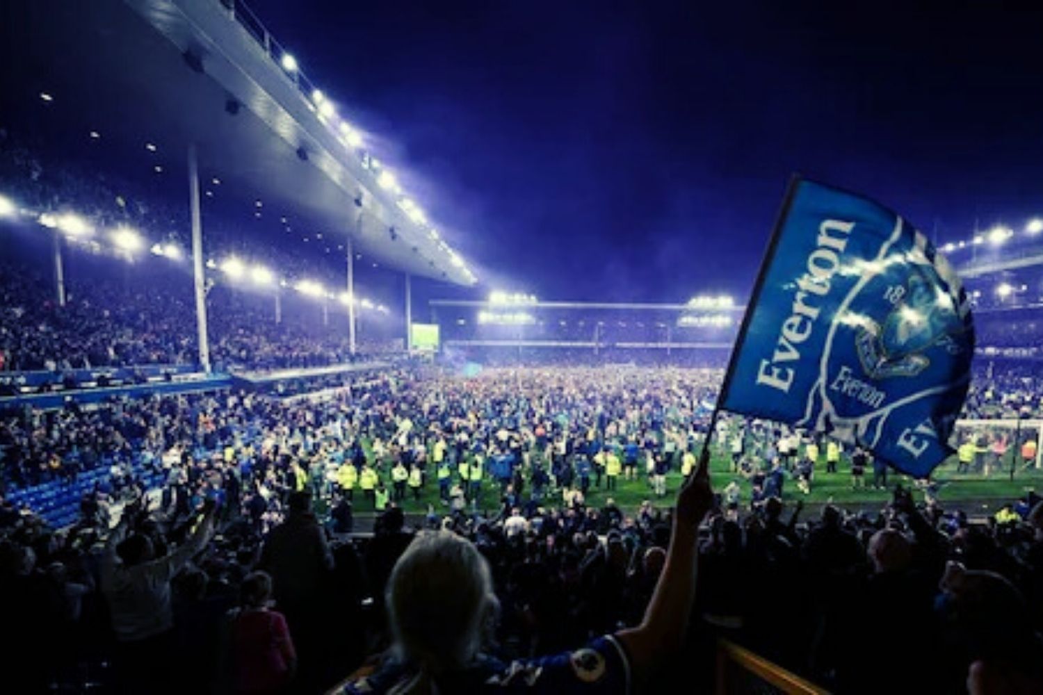 Everton dramatically escapes relegation 