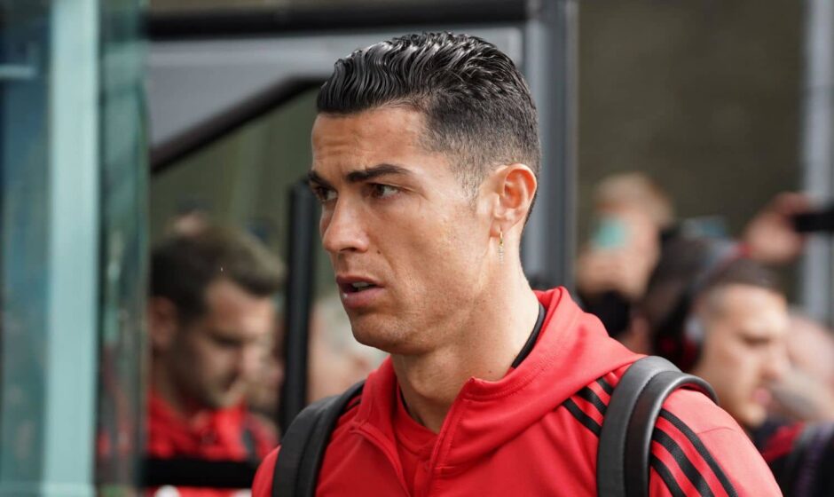 Ronaldo returns to Manchester amid uncertainty